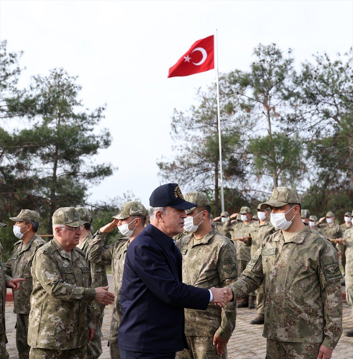 Hulusi Akar, bayram namazını TSK komuta kademesiyle Şanlıurfa'da kıldı