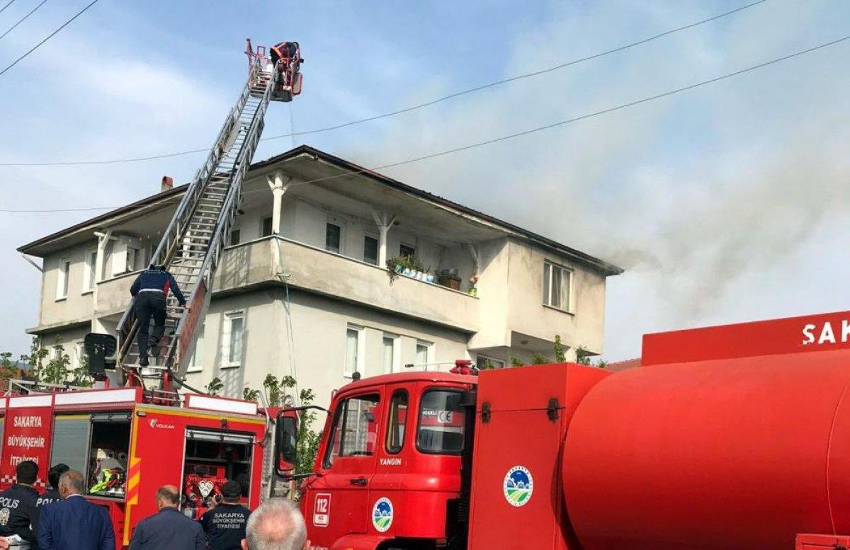 Sakarya'da iki katlı evin çatısı alevlere teslim oldu