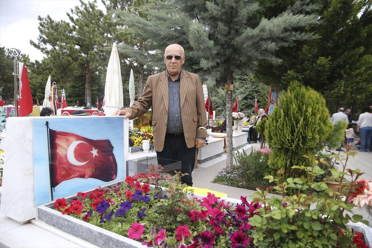 Şehit yakınları ve gaziler, bayramın ilk günü şehitliğe gitti