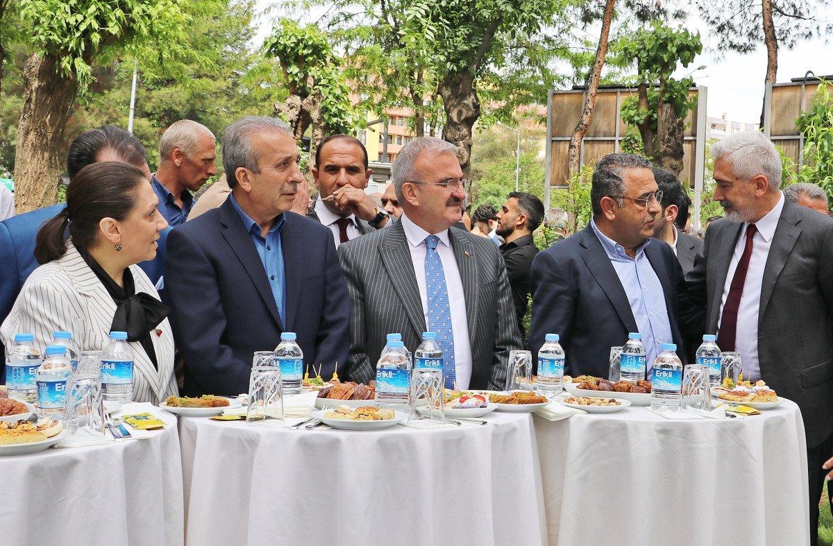 HDP önünde evlat nöbetindeki ailelere bayram ziyareti