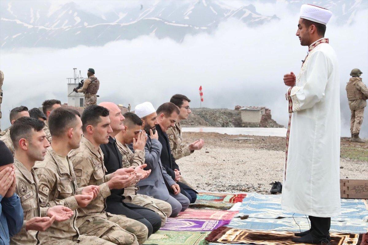 Süleyman Soylu, bayram namazında askerleri yalnız bırakmadı