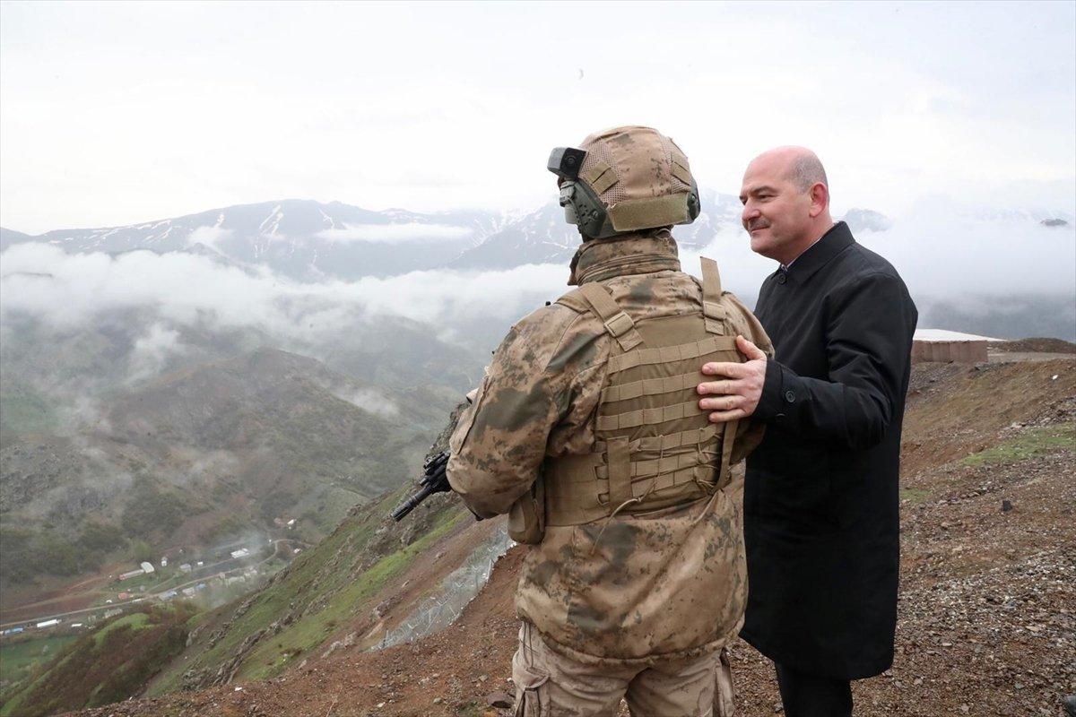 Süleyman Soylu, bayram namazında askerleri yalnız bırakmadı