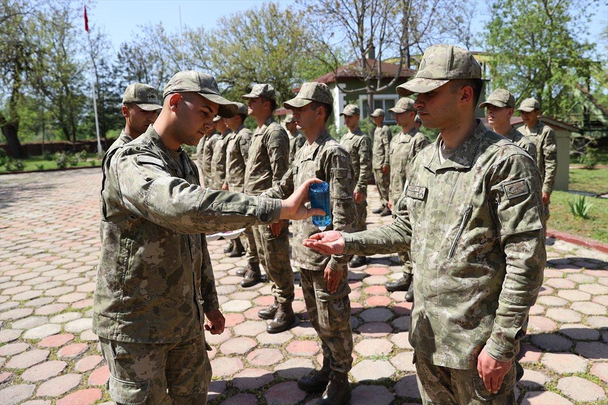 Sınırda görevli Mehmetçik bayramlaştı