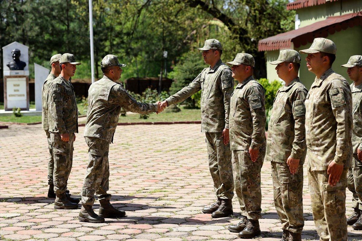 Sınırda görevli Mehmetçik bayramlaştı