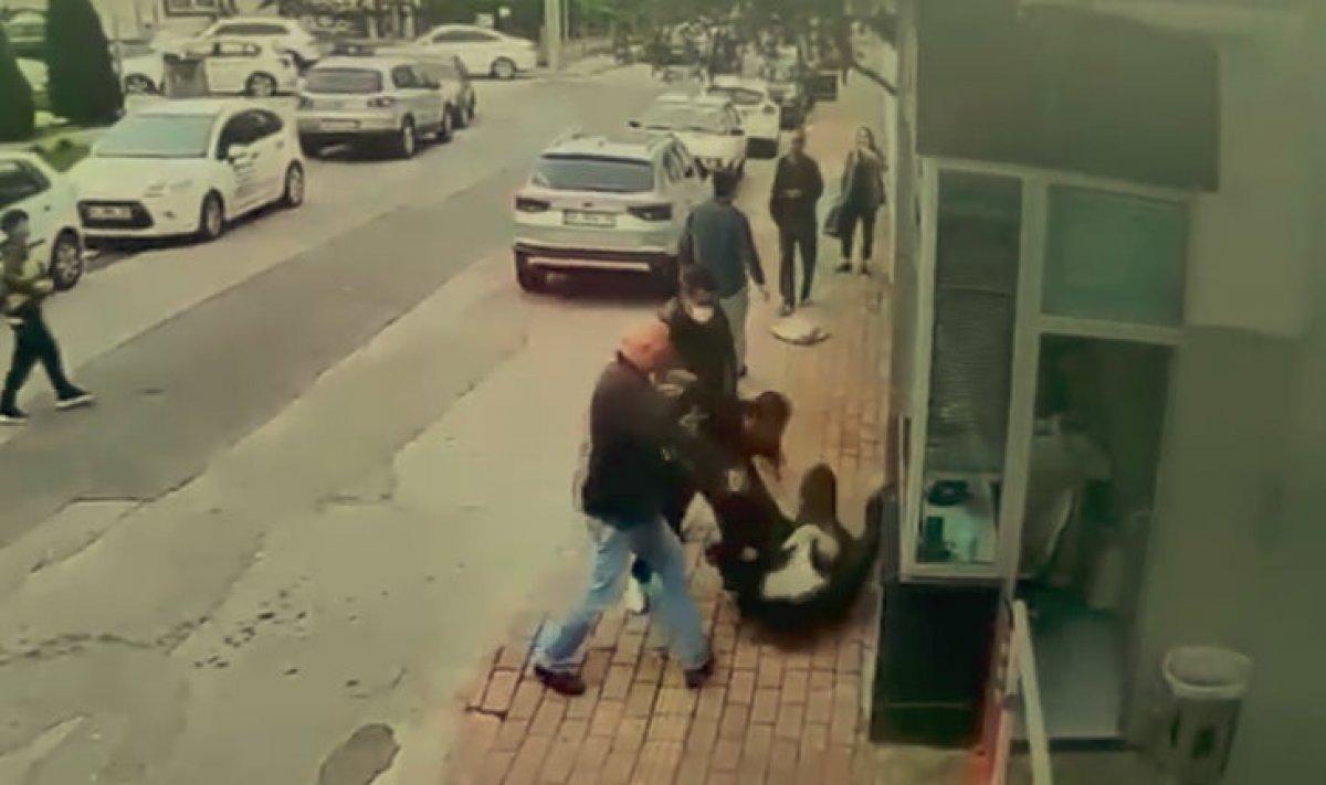 Antalya'da kadını darbeden adamı vatandaşlar tekme tokat dövdü