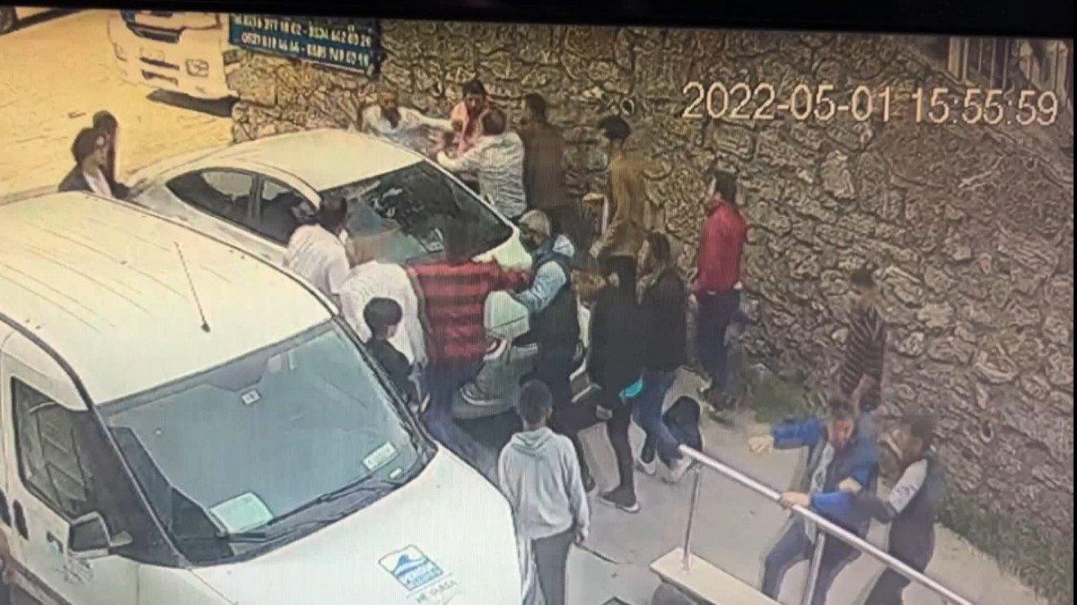 Pendik’te, çocukların maçında çocukları satır ve sopalarla darbettiler