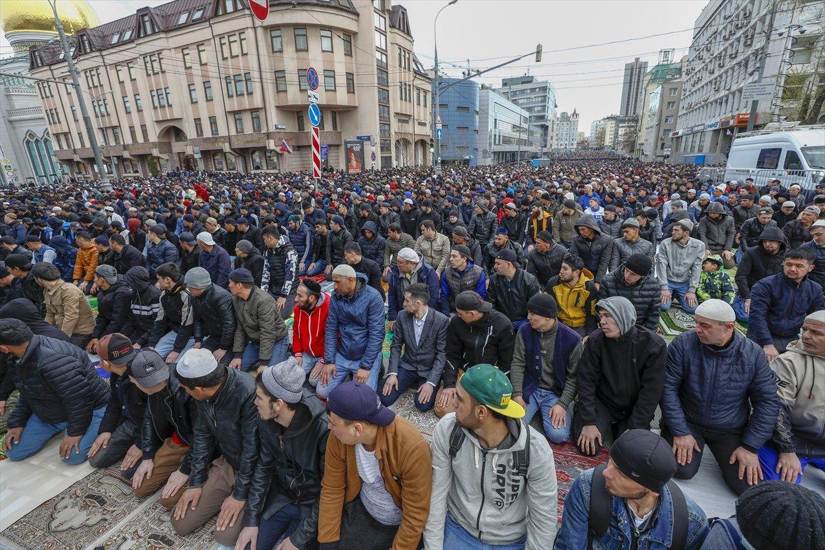 Rusya'da bayram namazında cemaat sokaklara taştı