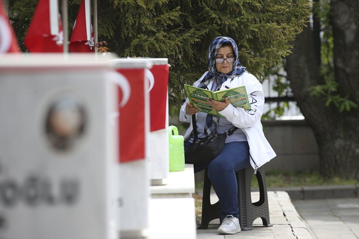 Şehit yakınları ve gaziler, bayramın ilk günü şehitliğe gitti