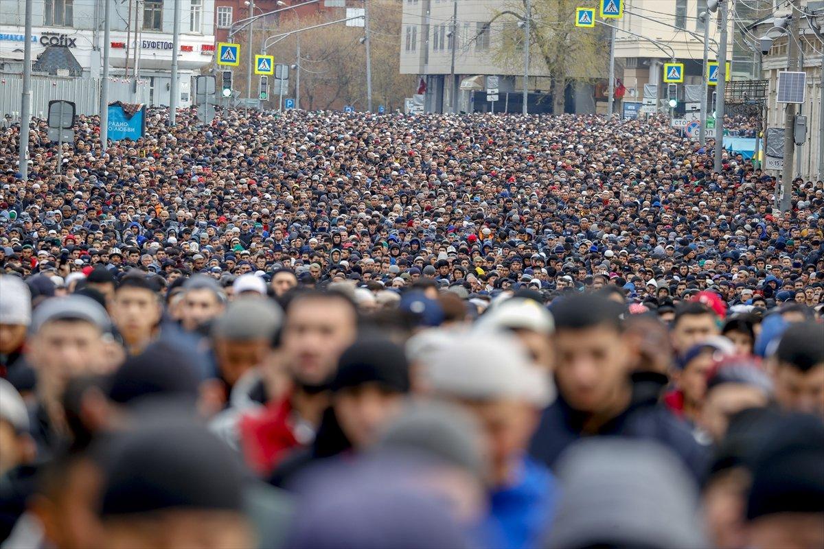Rusya'da bayram namazında cemaat sokaklara taştı