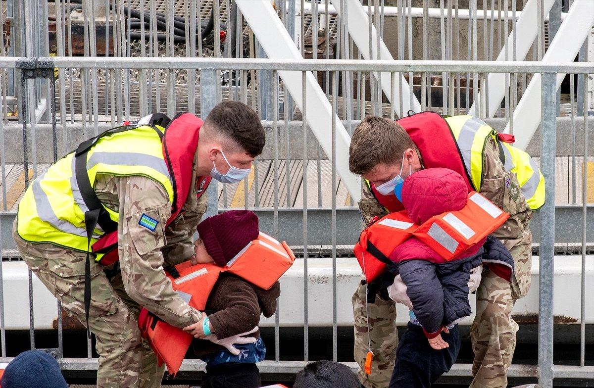 İngiltere, düzensiz göçmenleri Manş Denizi'nde yakaladı