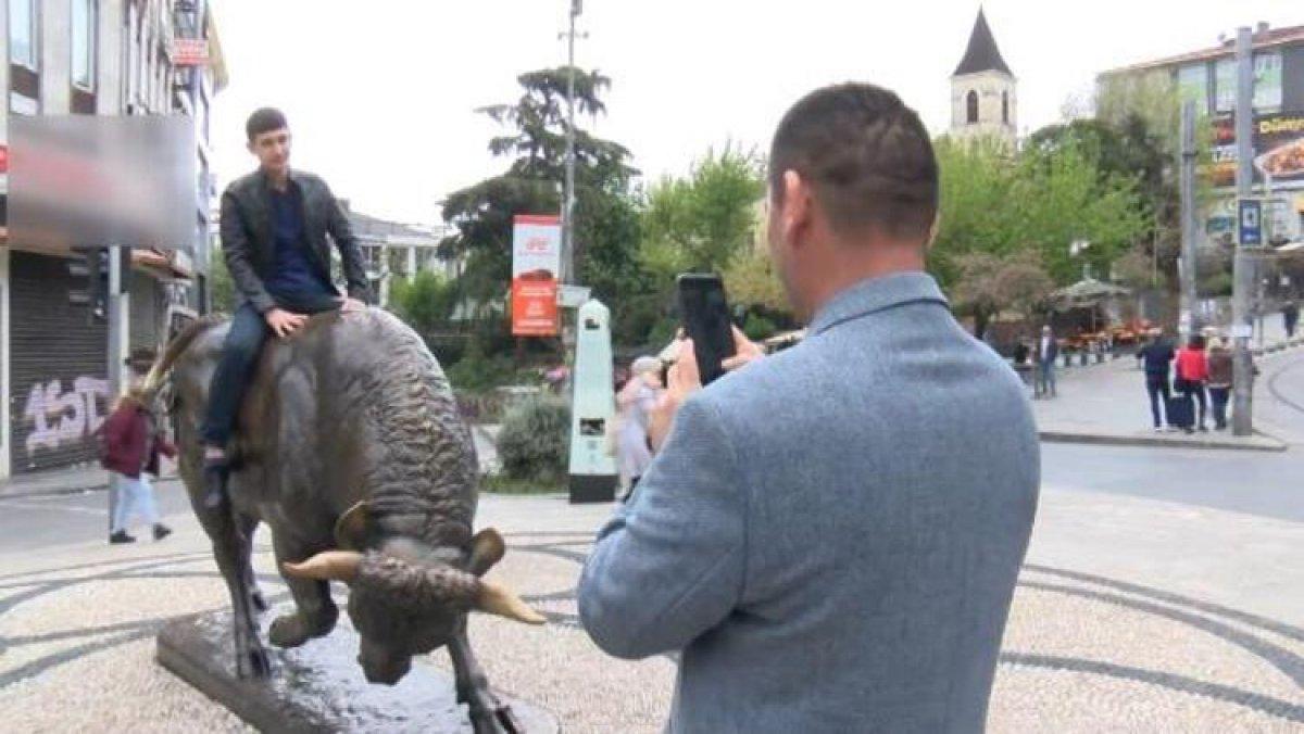 Restore edilen boğa heykelinin üstüne çıkıp duyarlı olun dedi