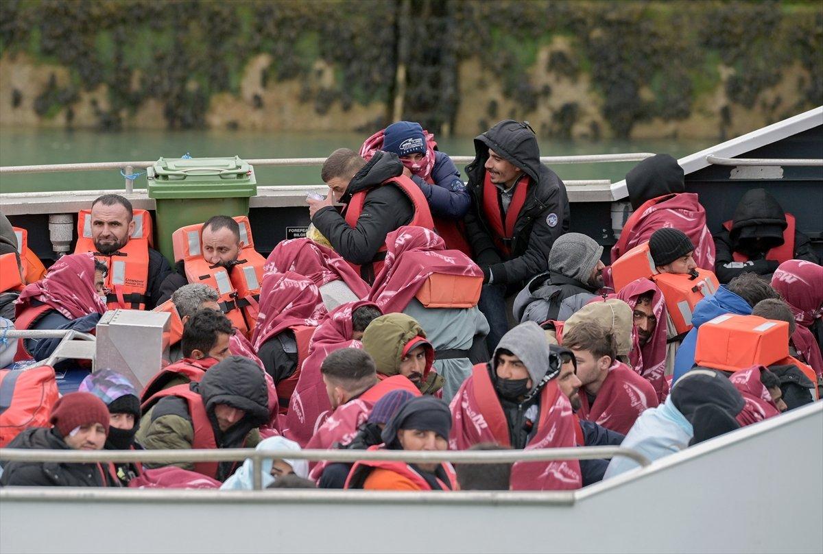 İngiltere, düzensiz göçmenleri Manş Denizi'nde yakaladı