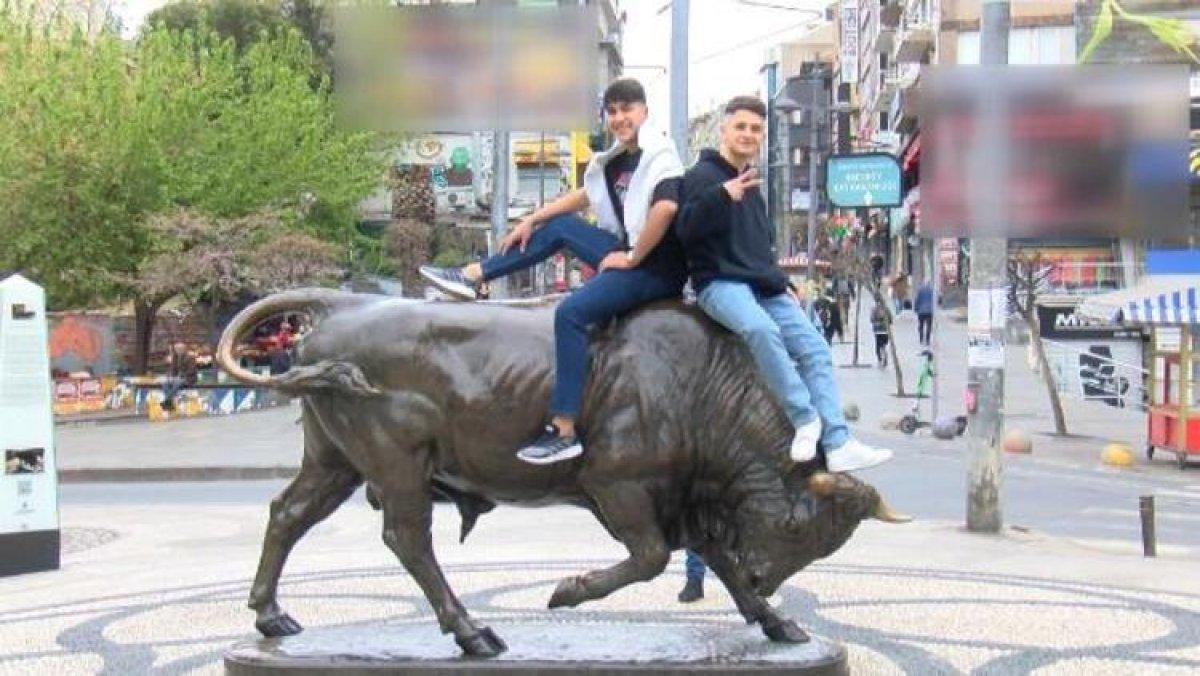 Restore edilen boğa heykelinin üstüne çıkıp duyarlı olun dedi