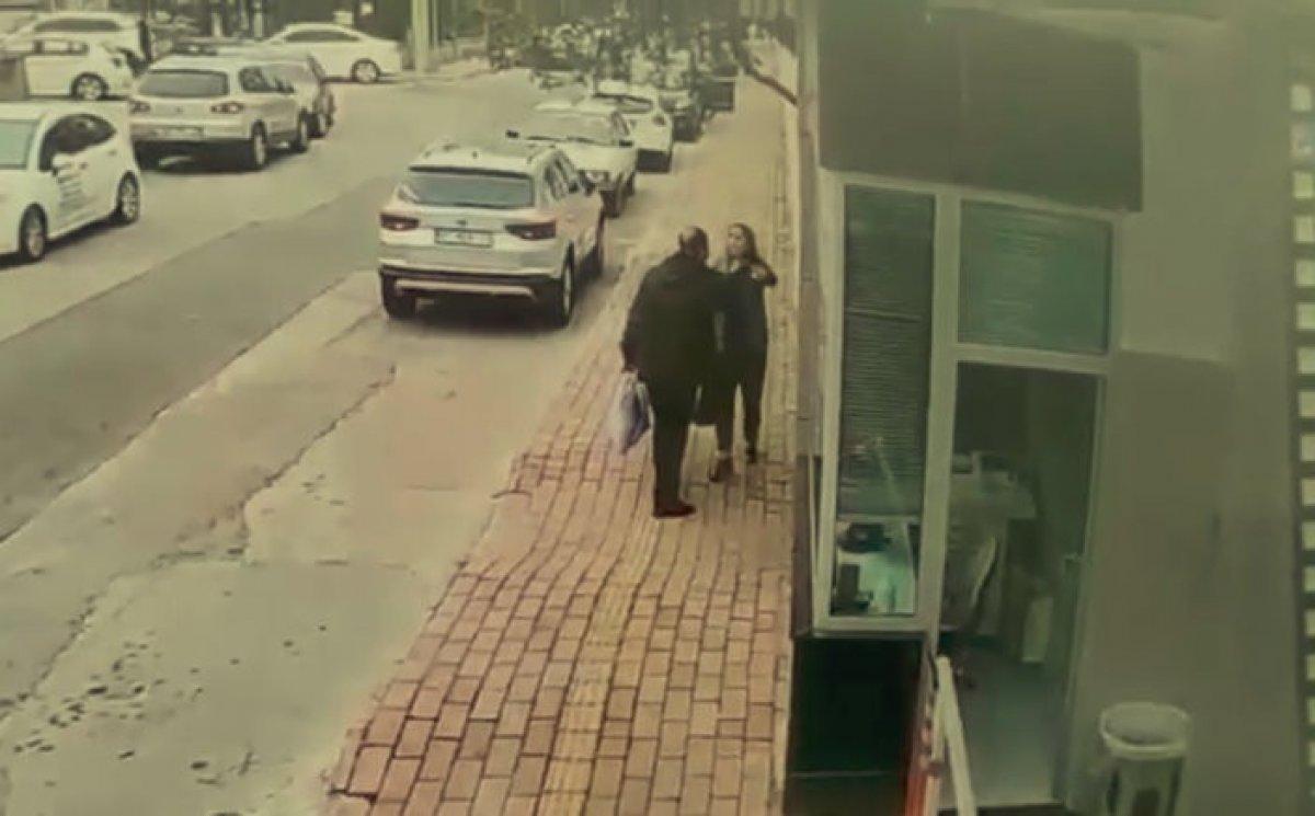 Antalya'da kadını darbeden adamı vatandaşlar tekme tokat dövdü