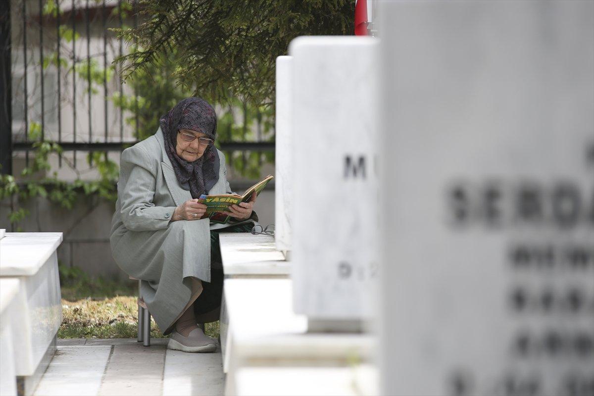 Şehit yakınları ve gaziler, bayramın ilk günü şehitliğe gitti