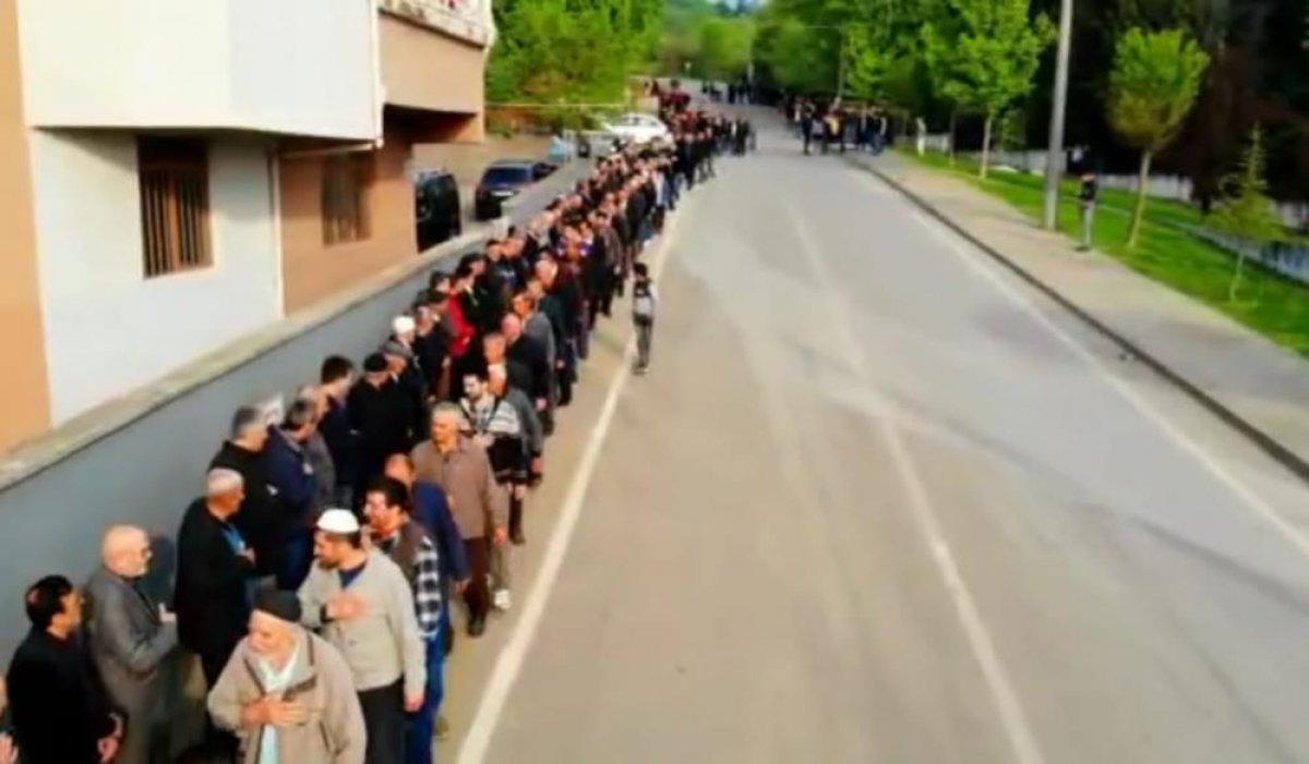 Bursa'da bayramlaşma kuyruğunun uzunluğu 1 kilometreyi buldu