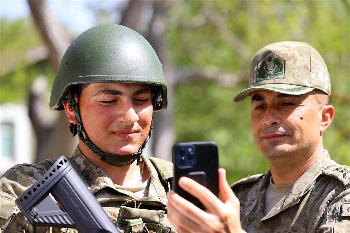 Sınırda görevli Mehmetçik bayramlaştı