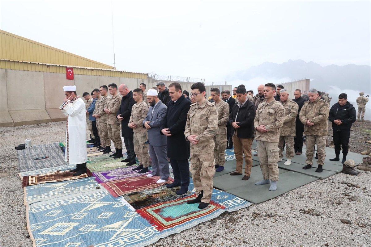 Süleyman Soylu, bayram namazında askerleri yalnız bırakmadı