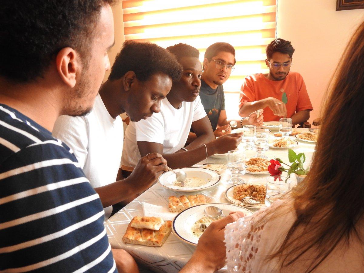 Yabancı öğrenciler bayramda Gaziantepli ailelere misafir oldu