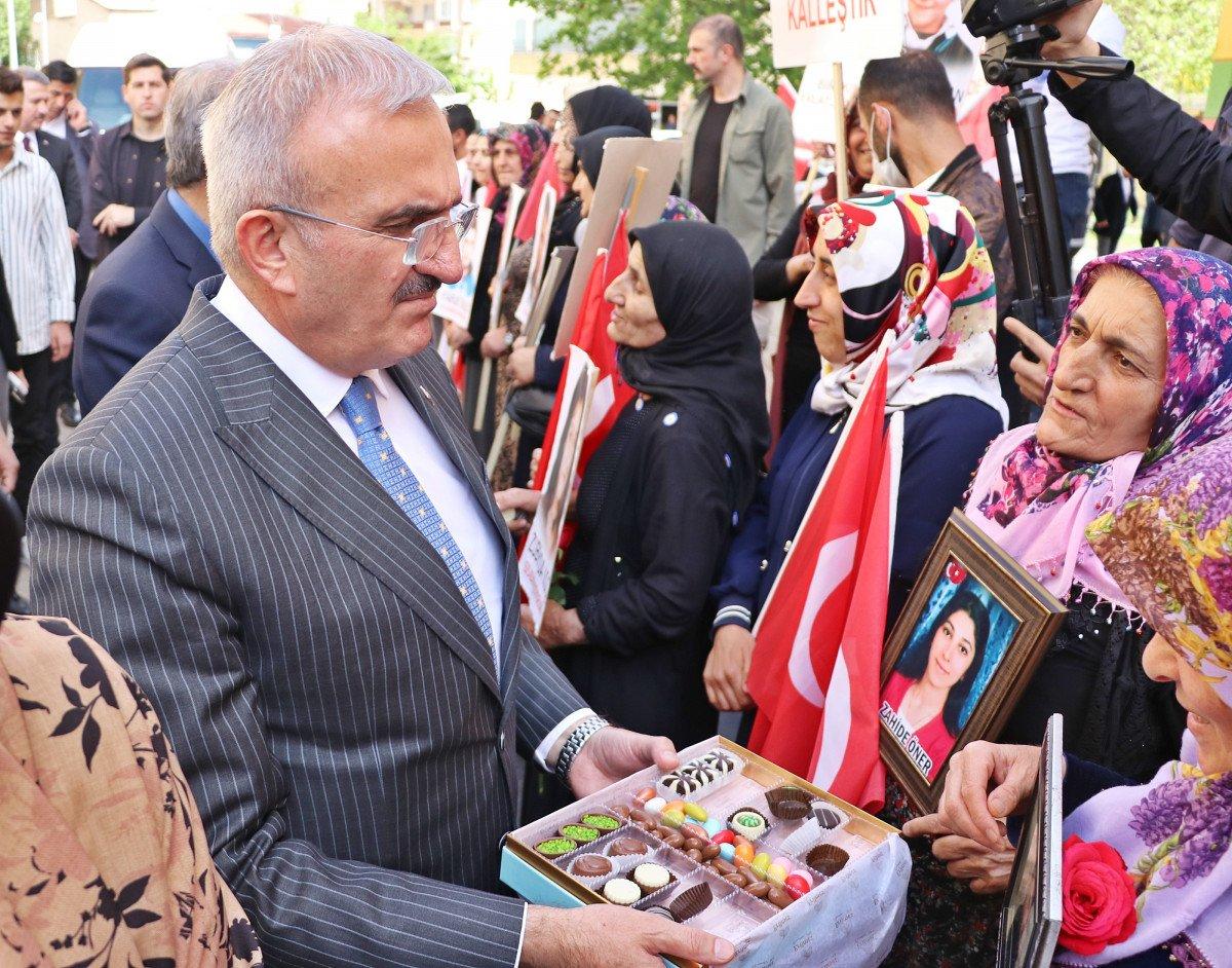 HDP önünde evlat nöbetindeki ailelere bayram ziyareti