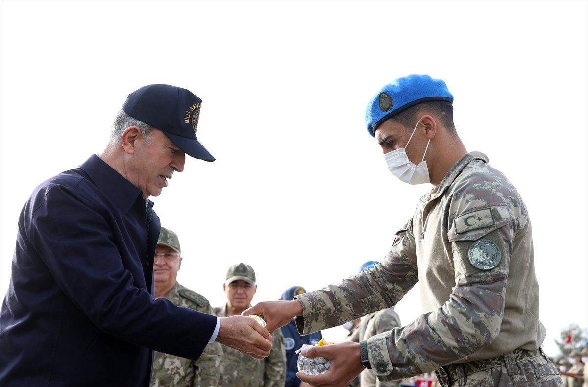 Hulusi Akar, bayram namazını TSK komuta kademesiyle Şanlıurfa'da kıldı