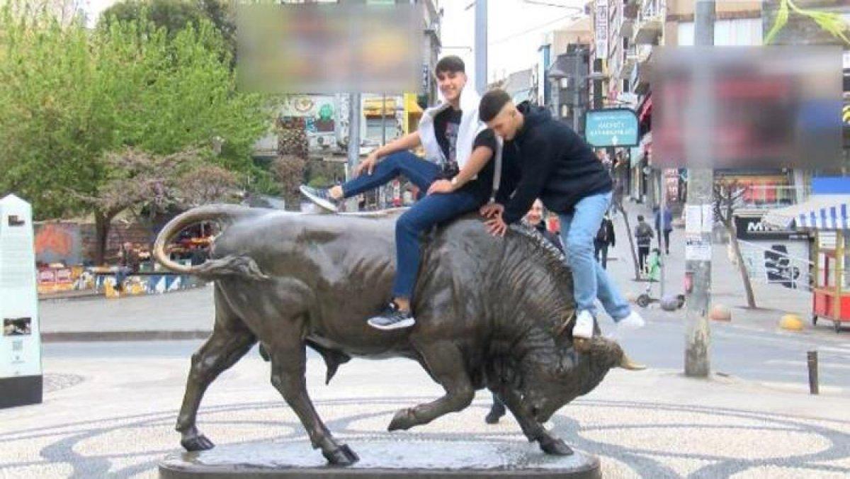 Restore edilen boğa heykelinin üstüne çıkıp duyarlı olun dedi