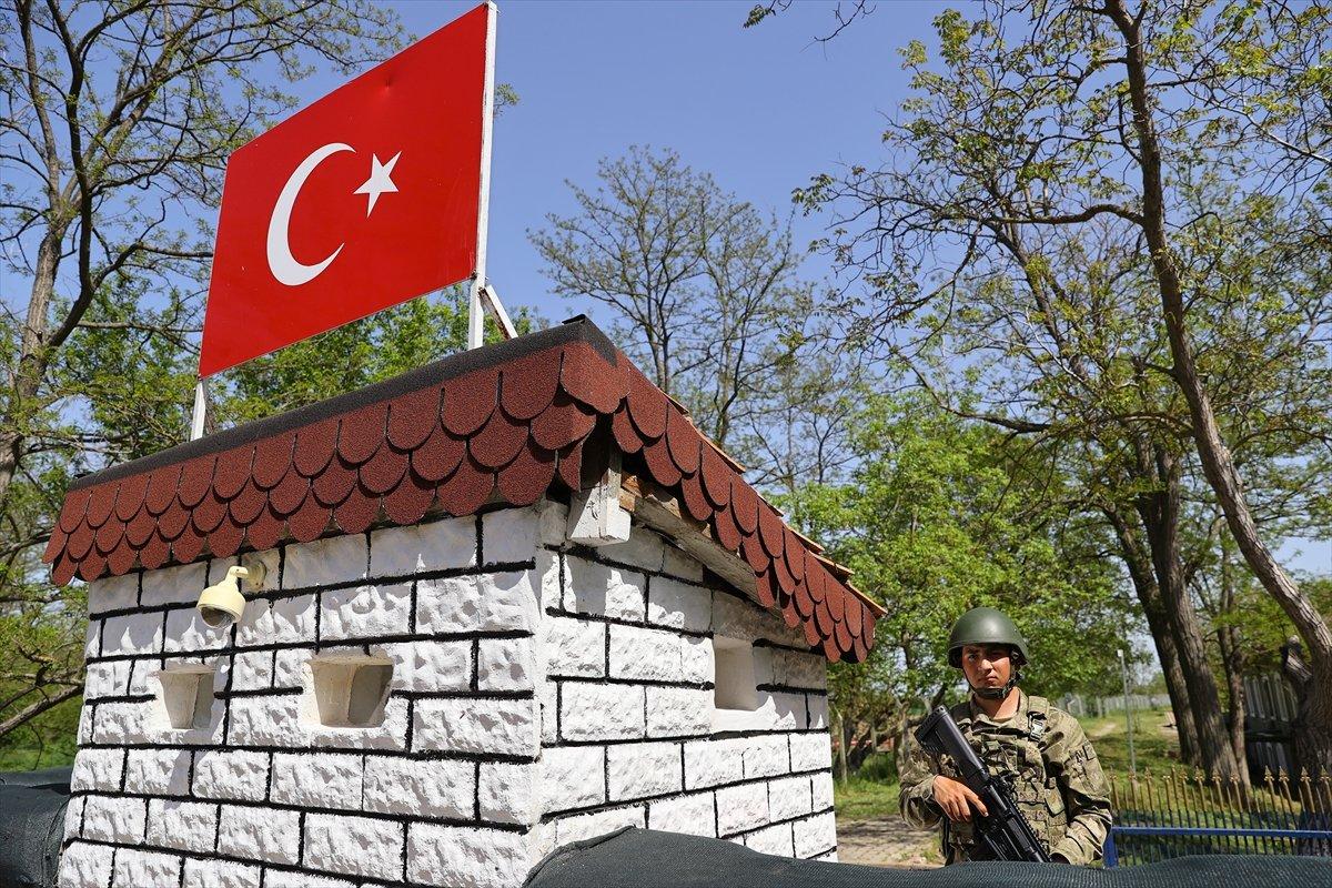 Sınırda görevli Mehmetçik bayramlaştı