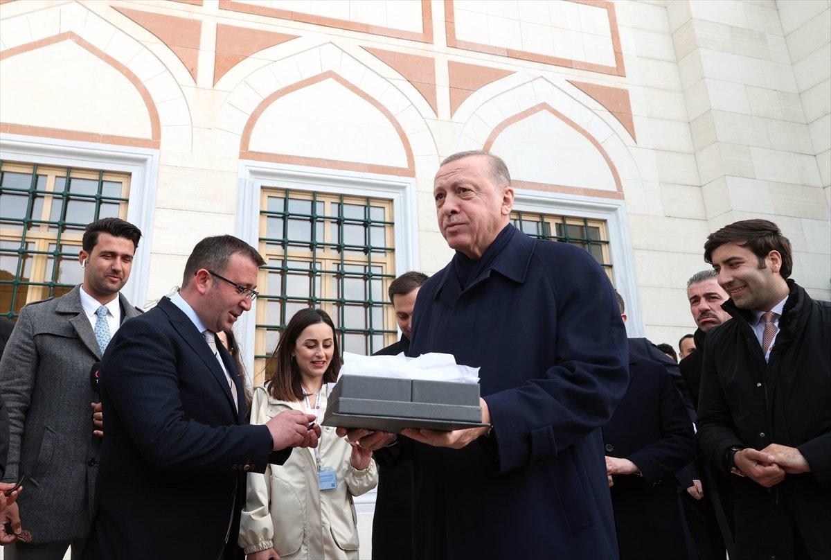 Cumhurbaşkanı Erdoğan'dan gazetecilere tatlı ikramı
