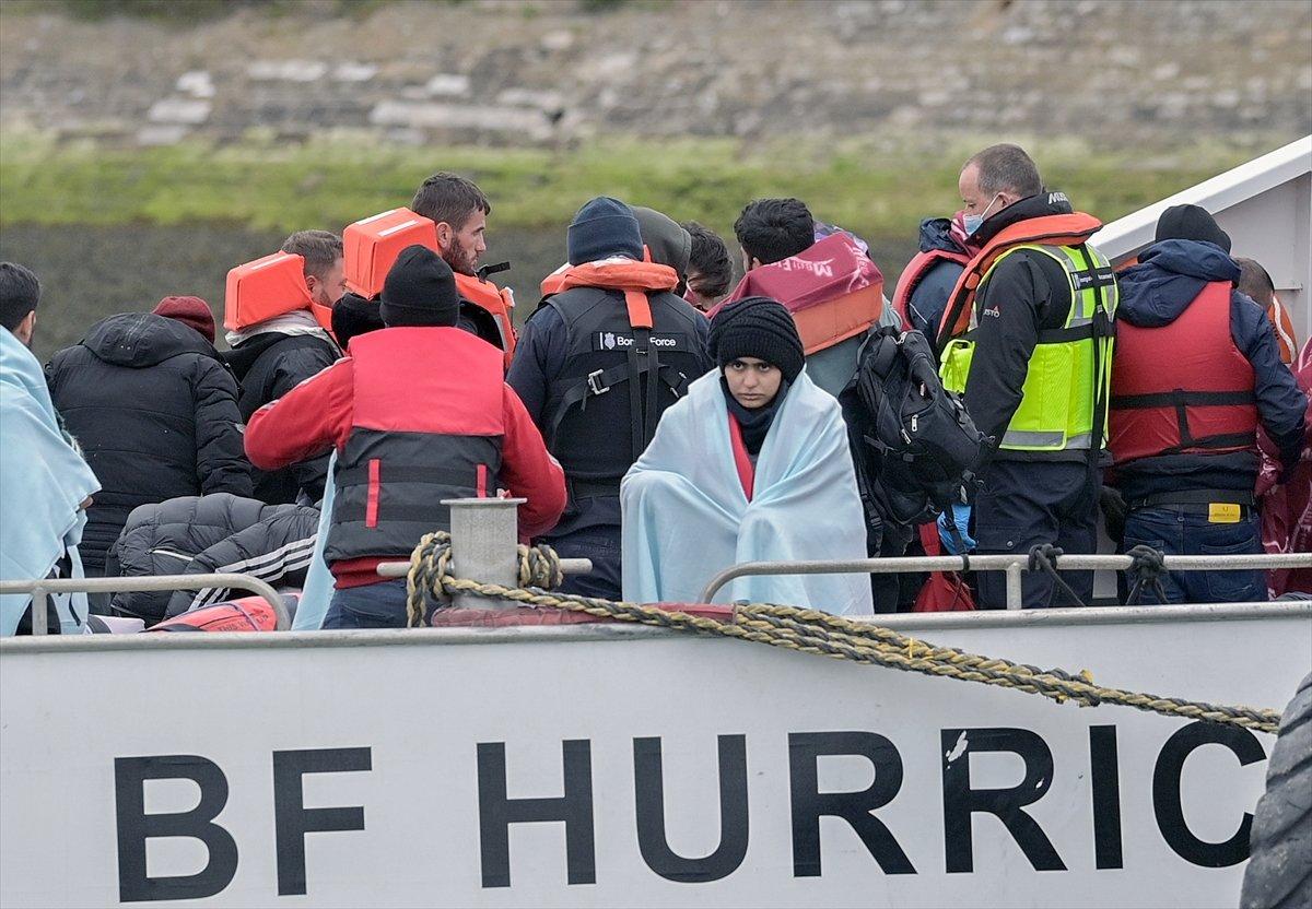İngiltere, düzensiz göçmenleri Manş Denizi'nde yakaladı