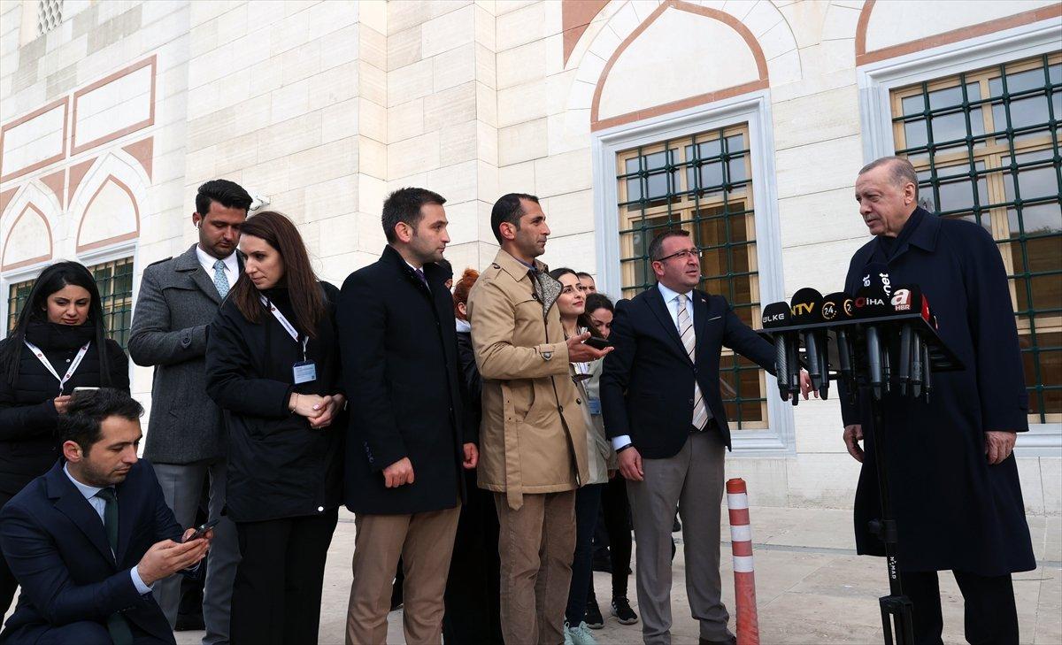 Cumhurbaşkanı Erdoğan'dan gazetecilere tatlı ikramı