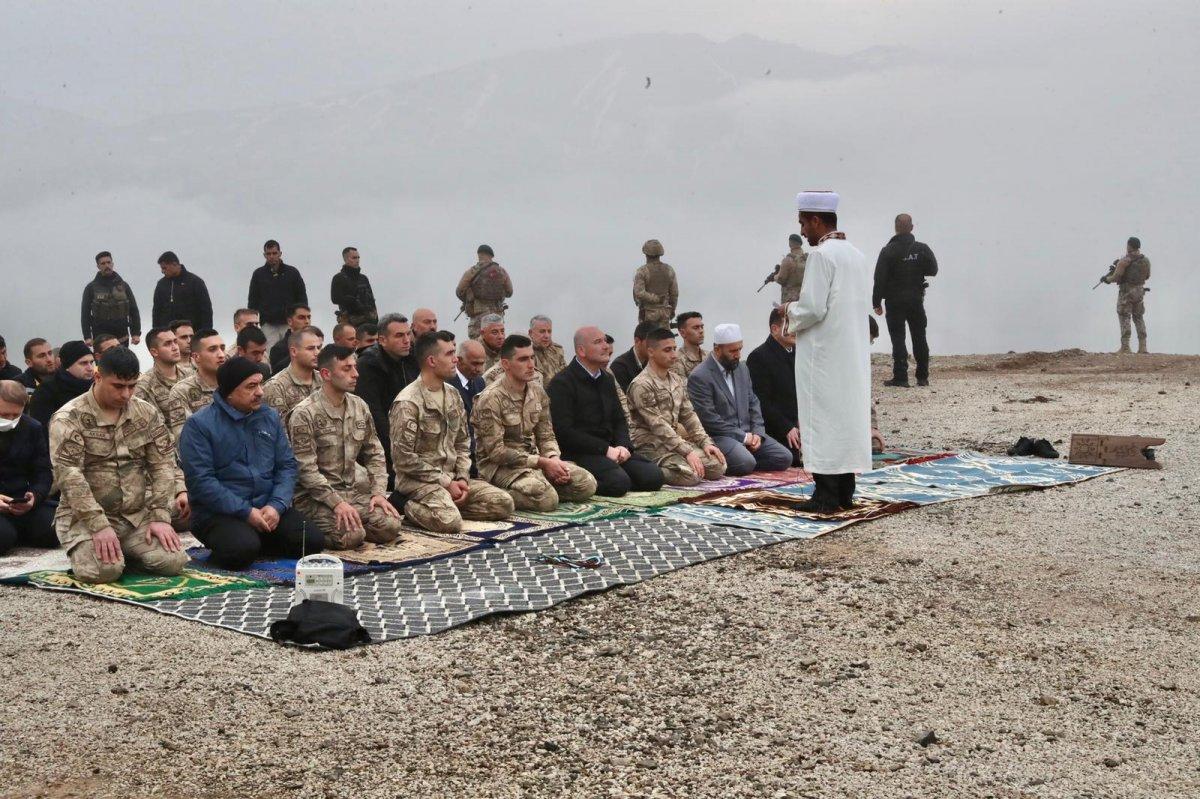 Süleyman Soylu, bayram namazında askerleri yalnız bırakmadı