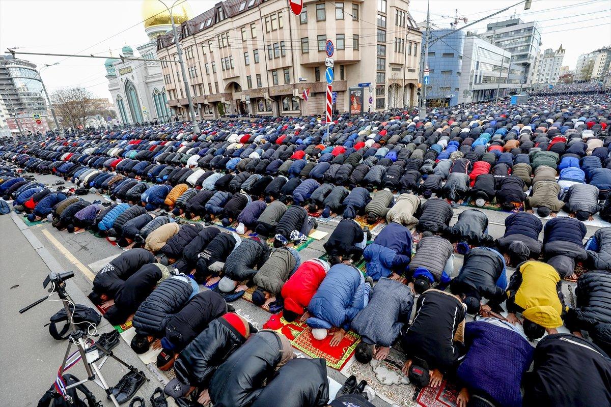 Rusya'da bayram namazında cemaat sokaklara taştı