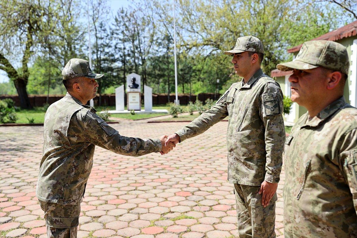 Sınırda görevli Mehmetçik bayramlaştı