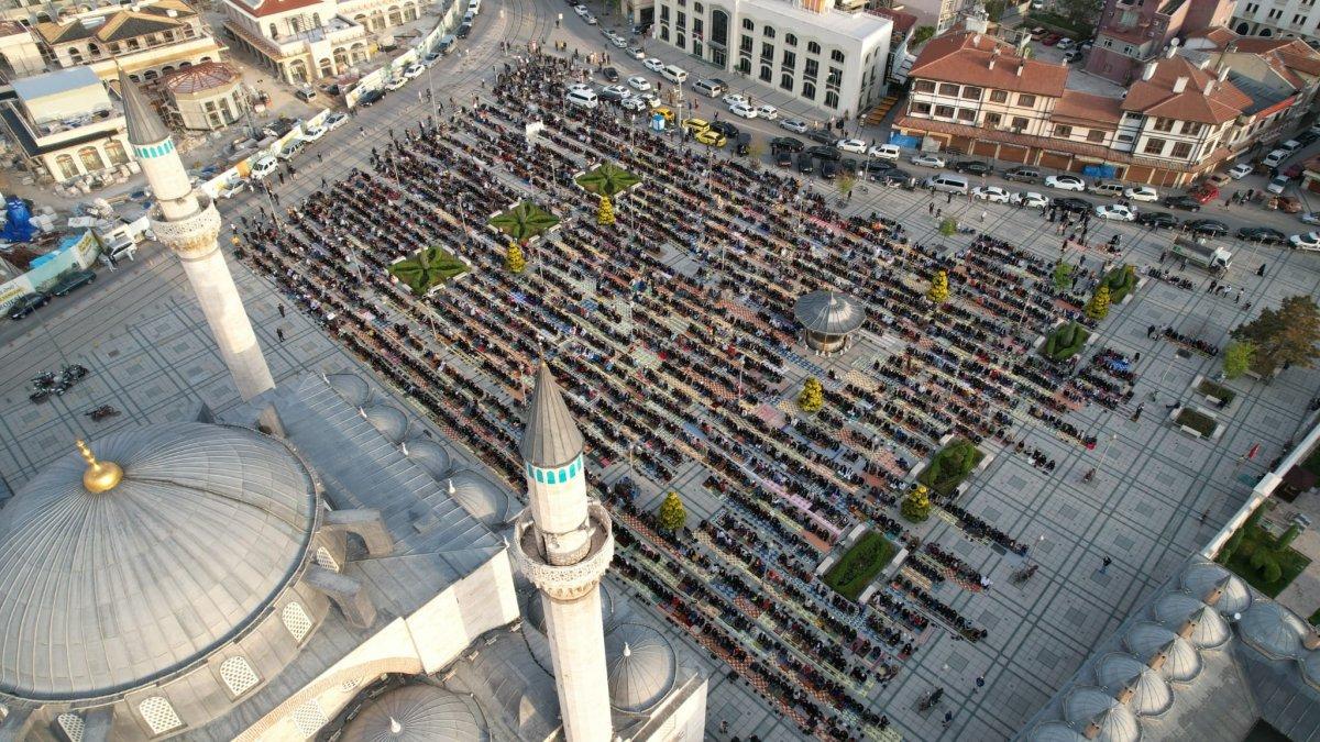 Konya'da vatandaşlar bayram namazı için Mevlana Meydanı'nda buluştu
