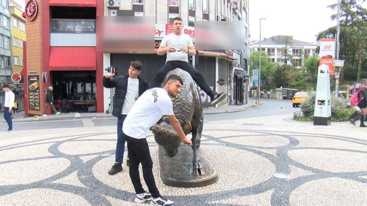 Restore edilen boğa heykelinin üstüne çıkıp duyarlı olun dedi