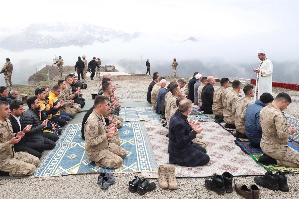 Süleyman Soylu, bayram namazında askerleri yalnız bırakmadı