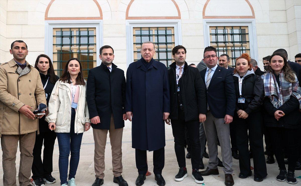 Cumhurbaşkanı Erdoğan'dan gazetecilere tatlı ikramı