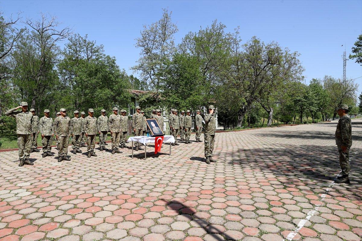 Sınırda görevli Mehmetçik bayramlaştı
