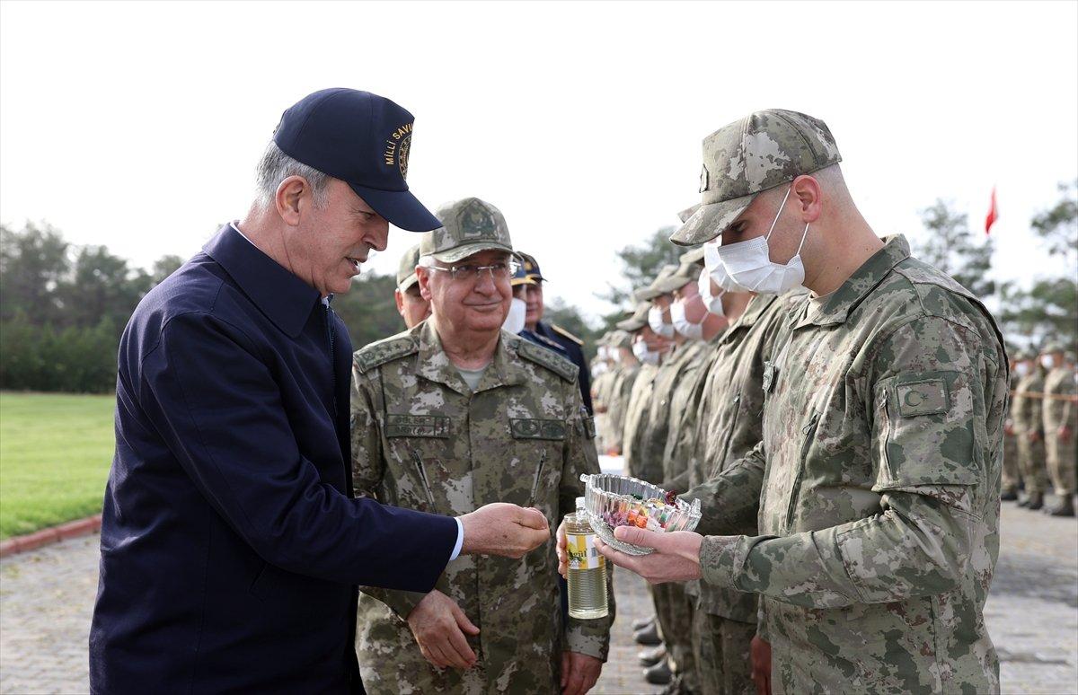 Hulusi Akar, bayram namazını TSK komuta kademesiyle Şanlıurfa'da kıldı