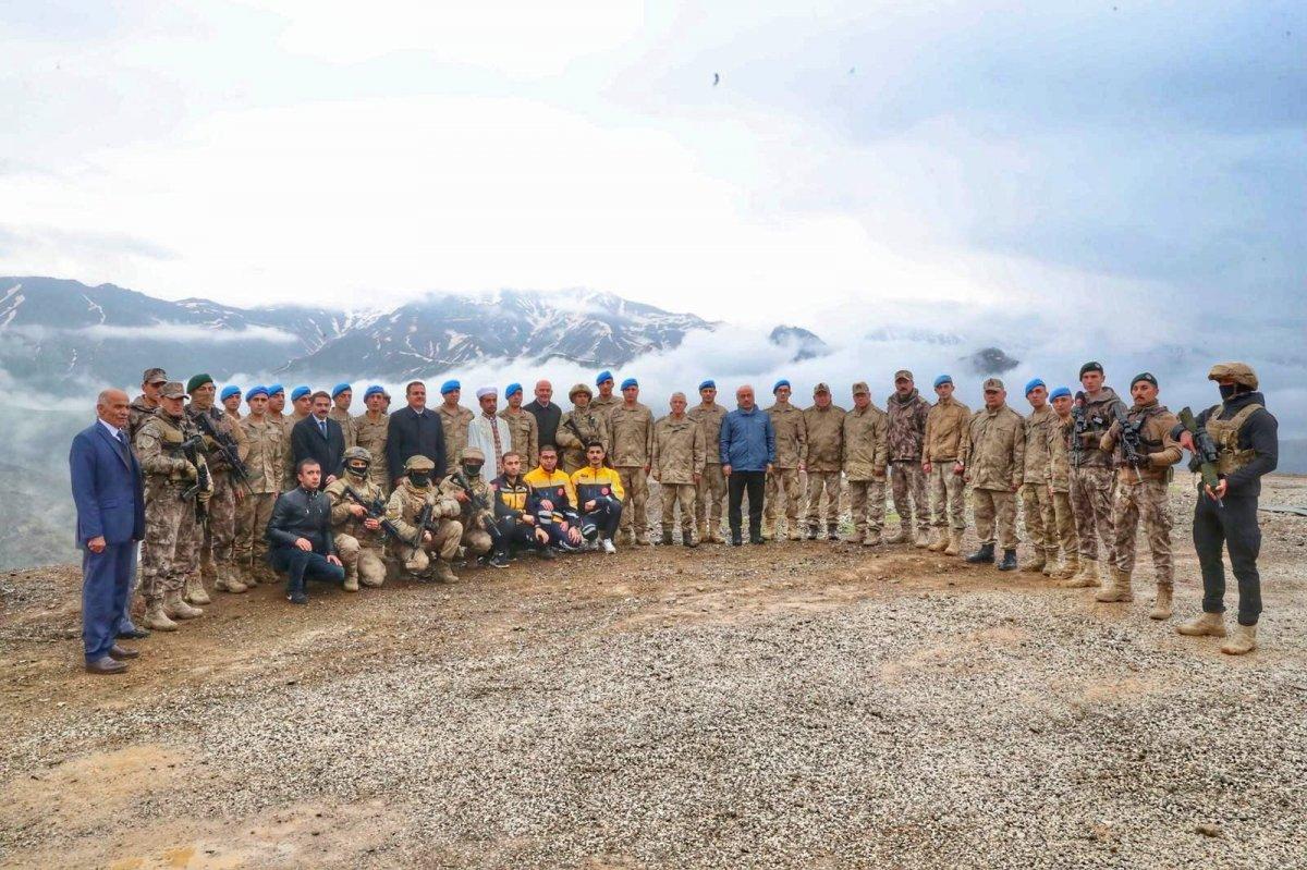 Süleyman Soylu, bayram namazında askerleri yalnız bırakmadı