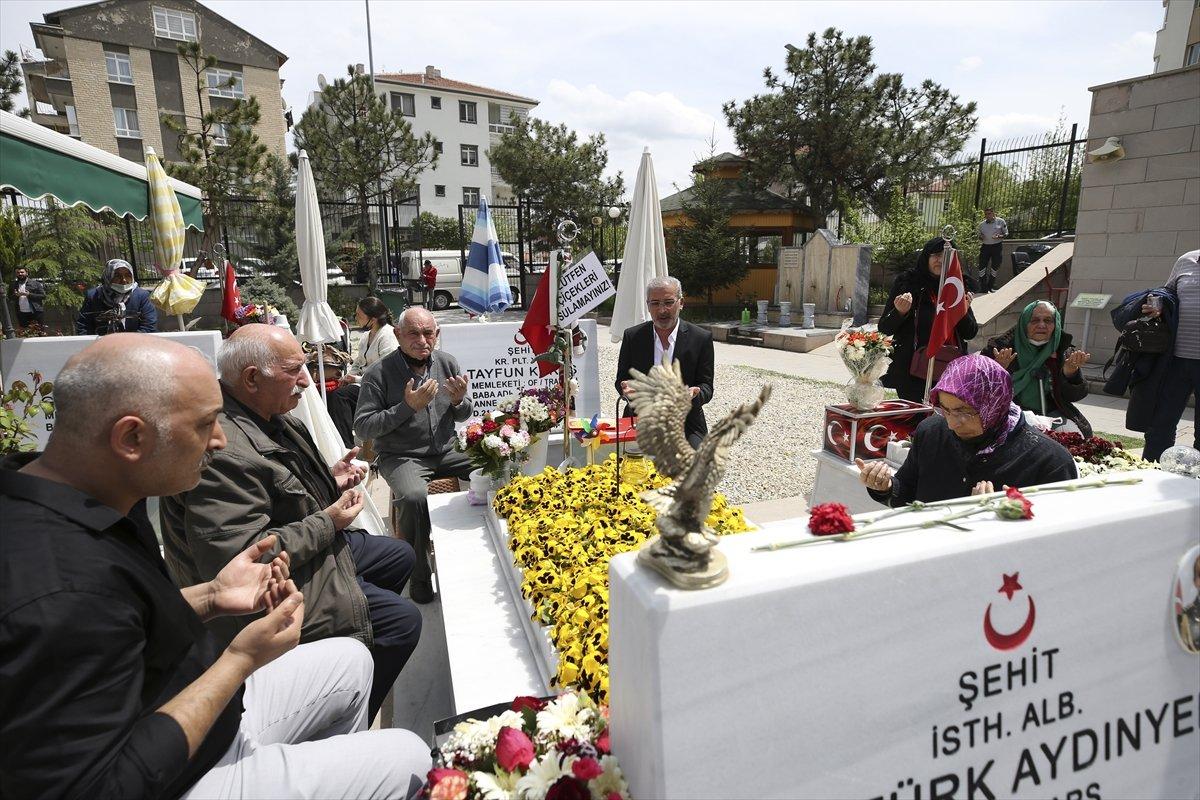 Şehit yakınları ve gaziler, bayramın ilk günü şehitliğe gitti