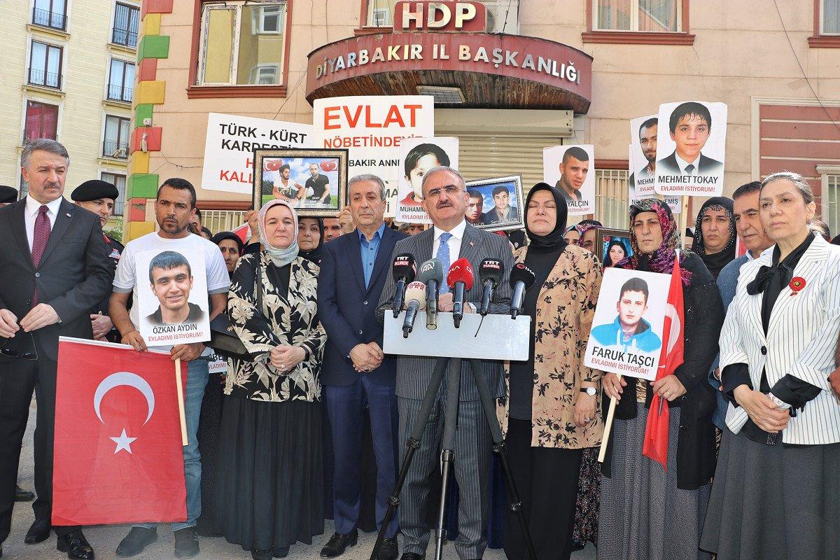 HDP önünde evlat nöbetindeki ailelere bayram ziyareti