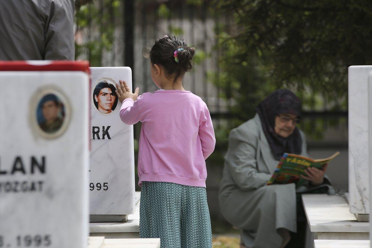 Şehit yakınları ve gaziler, bayramın ilk günü şehitliğe gitti