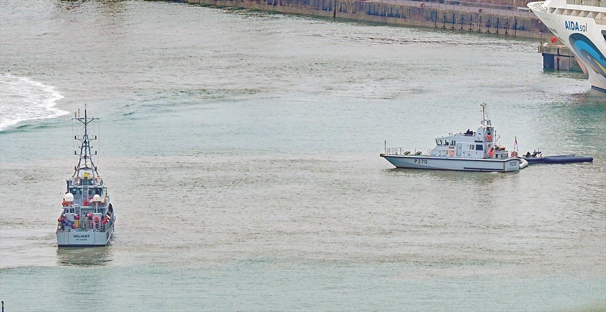 İngiltere, düzensiz göçmenleri Manş Denizi'nde yakaladı
