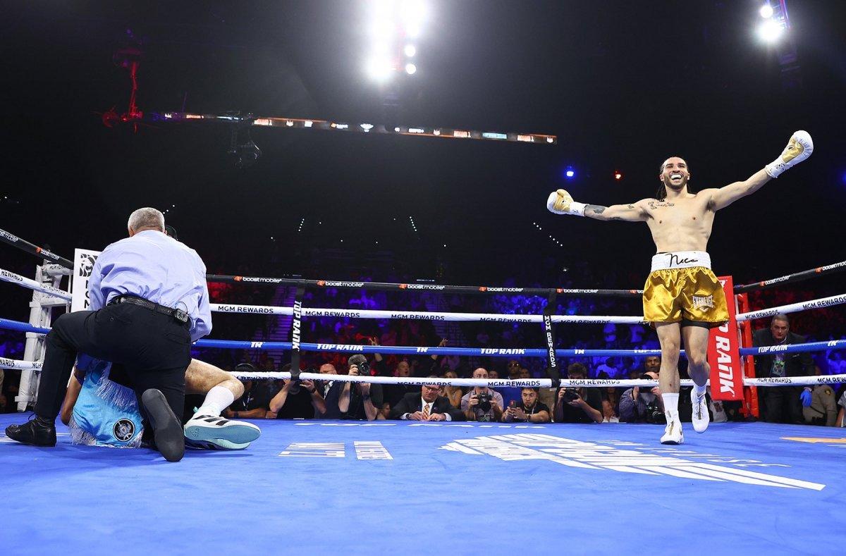 Muhammed Ali'nin torunu Nico Ali Walsh rakibini ilk raundda nakavt etti