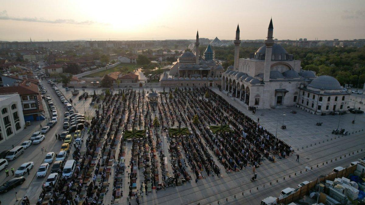 Konya'da vatandaşlar bayram namazı için Mevlana Meydanı'nda buluştu