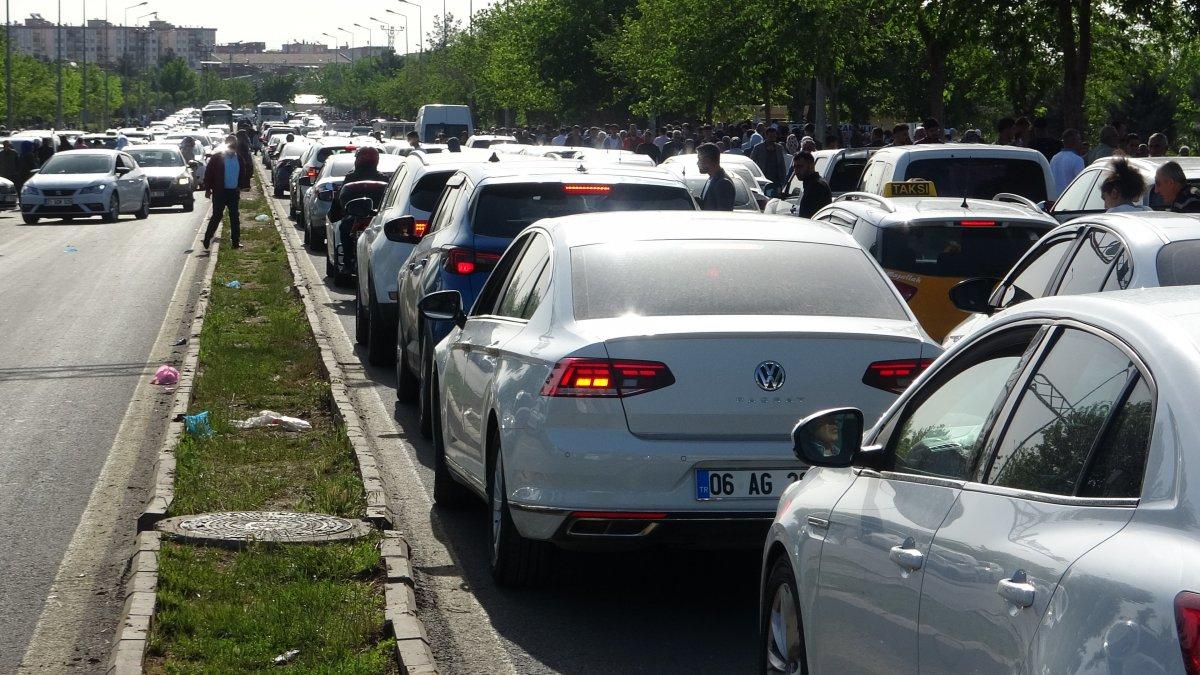 Diyarbakır'da vatandaşlar, bayram sabahı mezarlığa akın etti