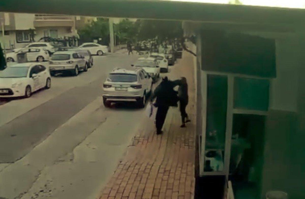 Antalya'da kadını darbeden adamı vatandaşlar tekme tokat dövdü