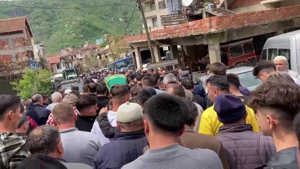 Düzde'de kocası tarafından katledilen kadın, bayramda toprağa verildi