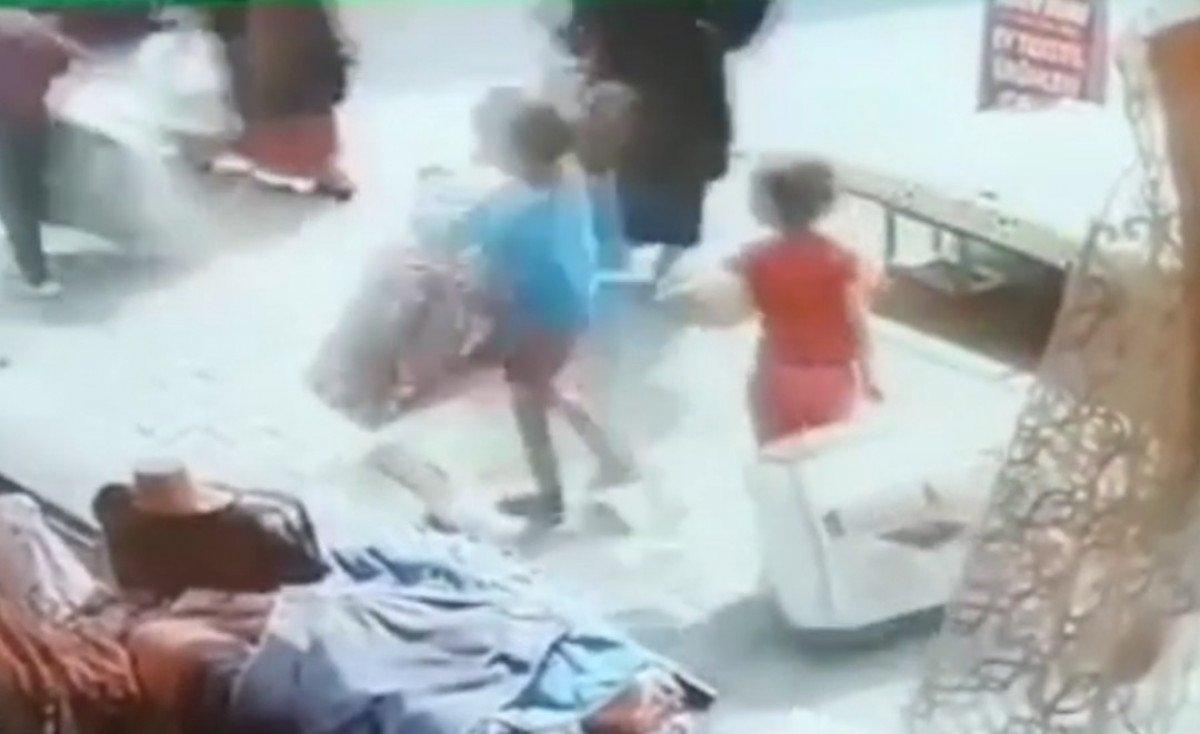 Sultangazi'de, çocuğa hırsızlık yaptırırken kameraya yakalandılar